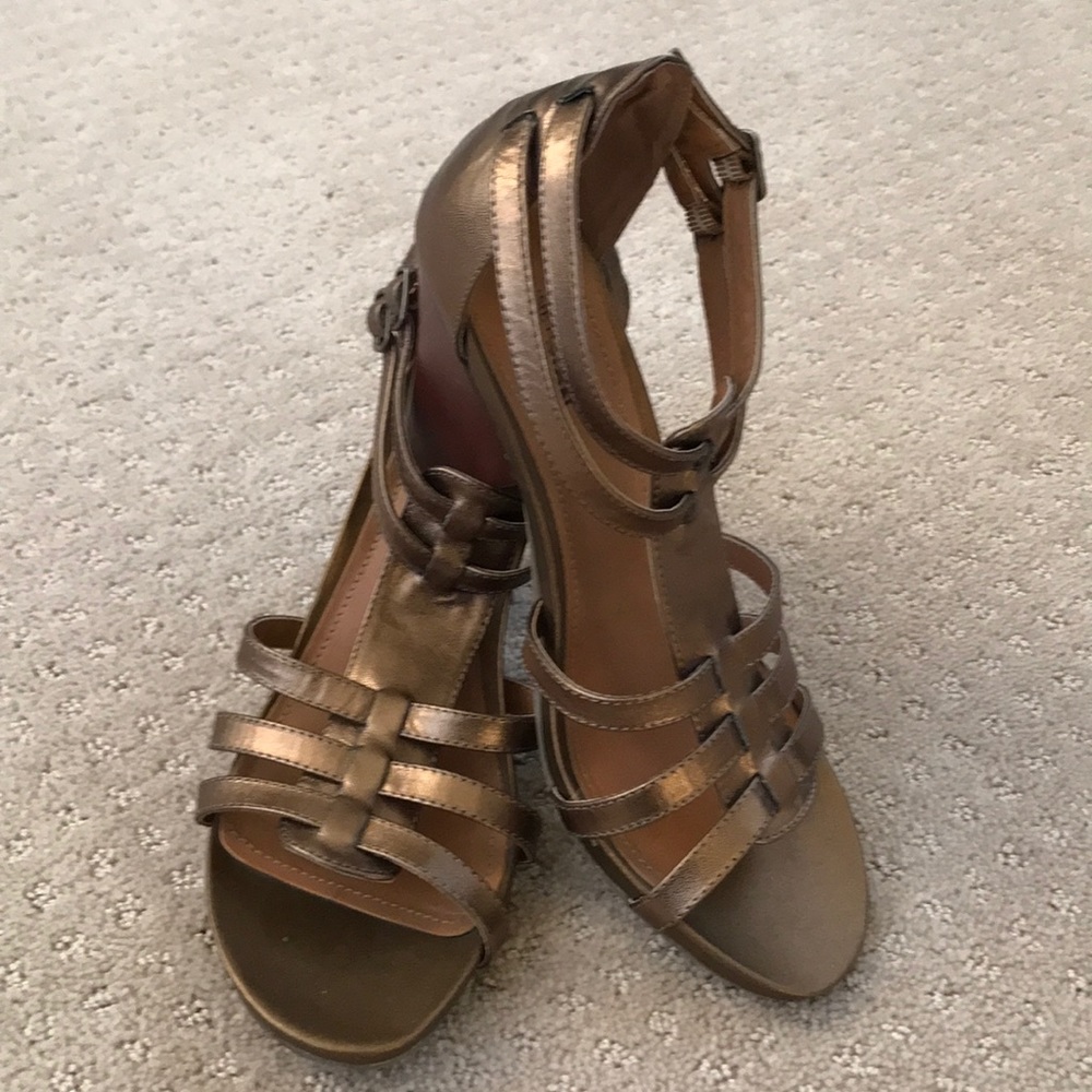 Kenneth Cole bronze leather T-Strap Sandals NWOT